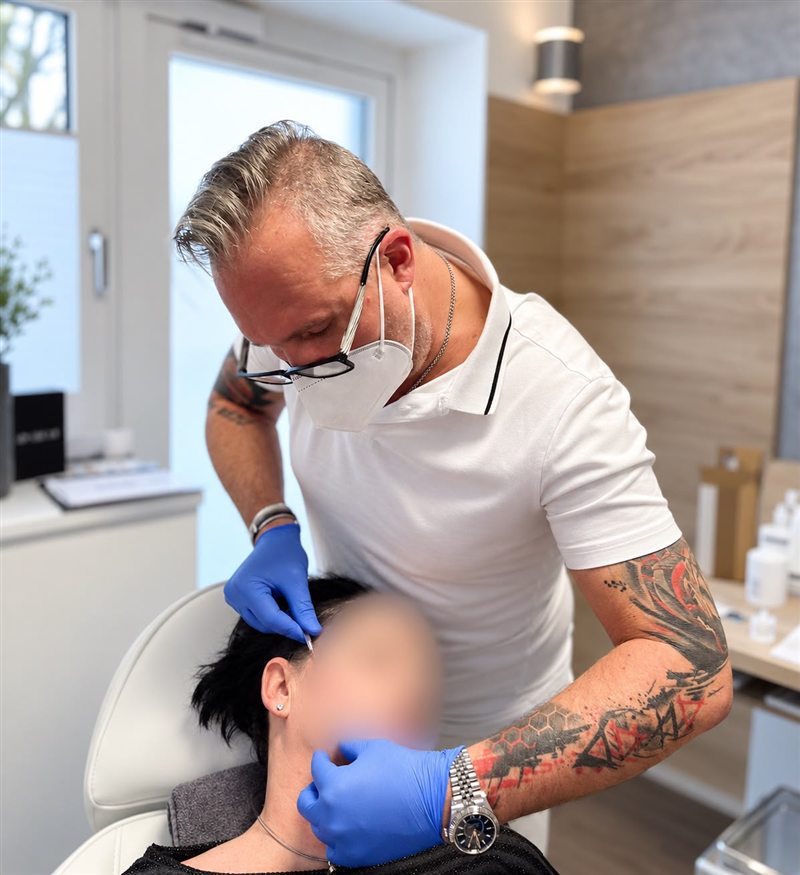 Oliver Gekeler während einer Behandlung in der MEDEX-Praxis
